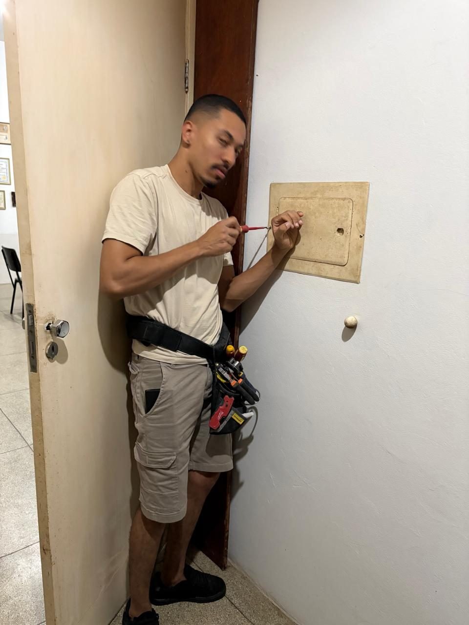 Teste elétrico em caixa de passagem durante verificação de instalação