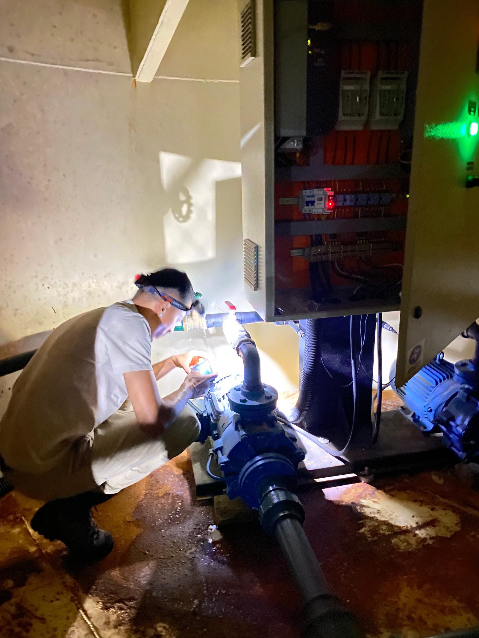 Intervenção em motor e conjunto de bombeamento junto ao painel de comando
