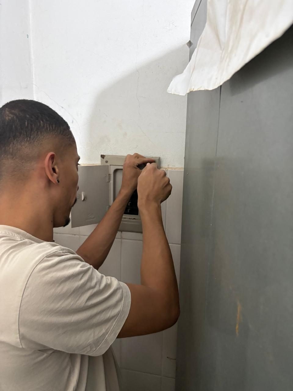 Intervenção em quadro de medição e distribuição de energia